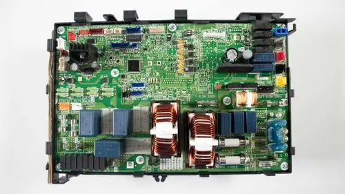 Grüne Platine mit Bauteilen wie Relais, Spulen und Widerständen, die typischerweise in Daikin-Geräten verwendet wird. Sichtbar sind mehrere Steckverbindungen und elektronische Komponenten.